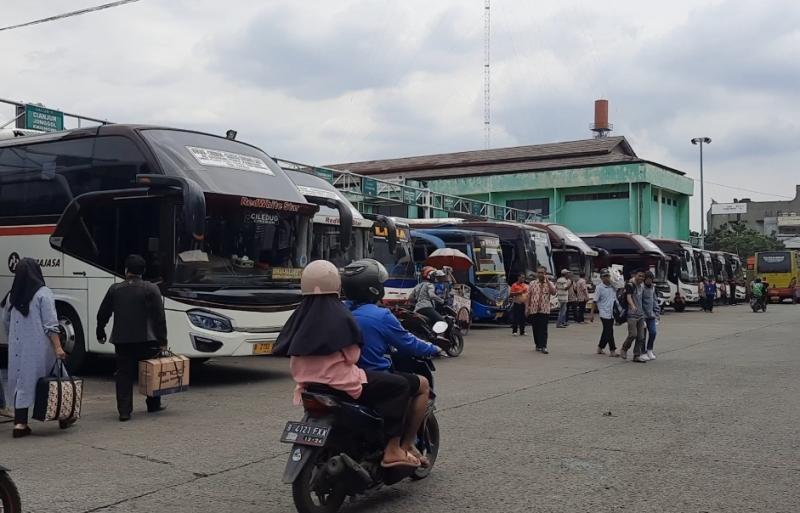 Suasana di Terminal Induk Kota Bekasi diramaikan oleh masyarakat yang hendak mudik pada Ahad (16/4/2023).