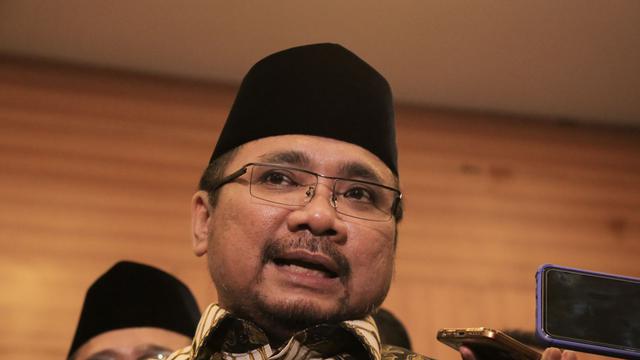 Menteri Agama (Menag) Yaqut Cholil Qoumas usai membuka Bimtek Terintegrasi dengan Kemenkes PPIH Arab Saudi di Asrama Haji Pondok Gede, Jakarta Timur, Rab (12/4/2023) malam.