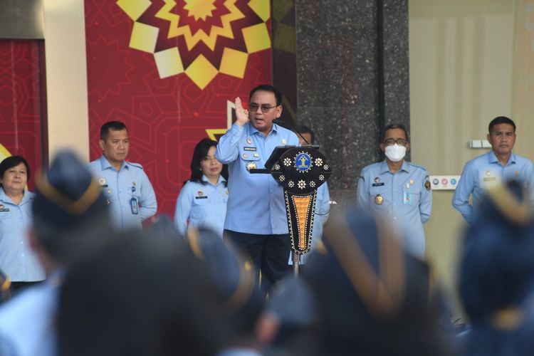 Sekretaris Jenderal Kementerian Hukum dan Hak Asasi Manusia (Kemenkumham) Andap Budhi Revianto saat menjadi pembina Apel Kesiagaan Menjelang Cuti Bersama di lapangan Kemenkumham, Senin (17/4/2023).