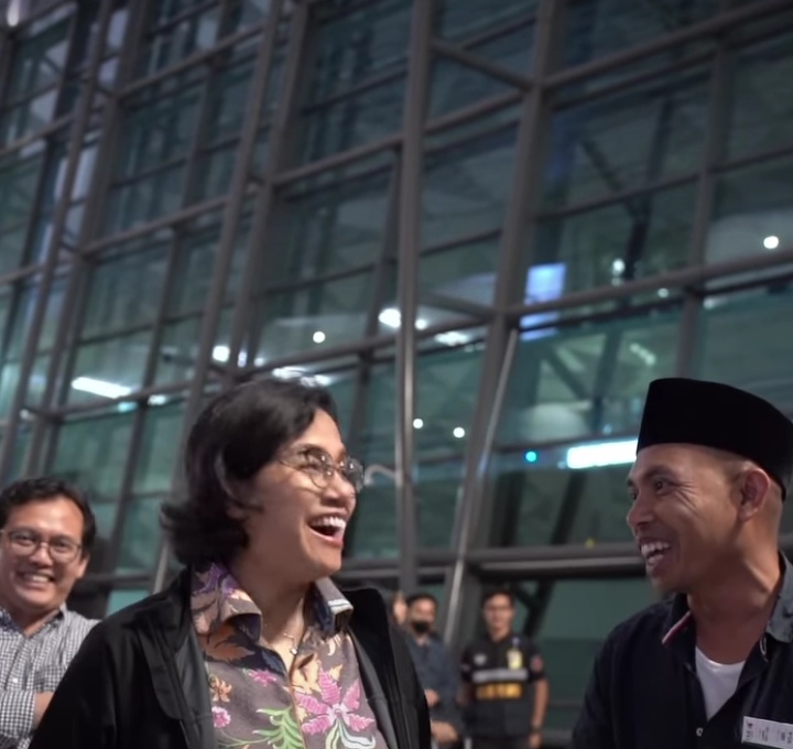 Menkeu berbincang dengan penumpang yang baru tiba dari luar negeri di Bandara Soekarno-Hatta (instagram)