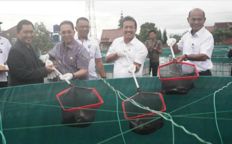 Menteri Kelautan dan Perikanan Sakti Wahyu Trenggono bersama Dirjen Perikanan Budidaya KKP TB Haeru Rahayu dan Wakil Walikota Sukabumi Andri S. Hamami melakukan panen ikan nila hasil budidaya sistem bioflok di Balai Besar Perikanan Budidaya Air Tawar Sukabumi, Jawa Barat pada Jumat (14/4/2023).