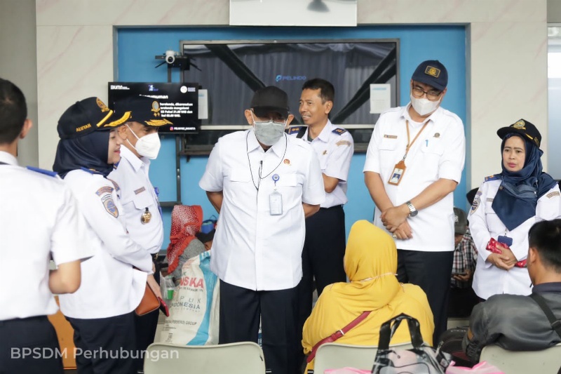 Kwpala BPSDM sapa penumpang di sela monitoring angleb di salah satu terminal