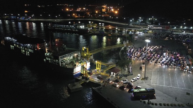 Foto udara kendaraan pemudik menaiki kapal di Pelabuhan Merak, Banten, Selasa (18/4/2023). 