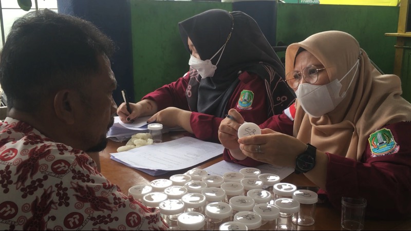 Kru bus jalani tes urine dan cek kesehatan yang digelar Dinkes Kota Bekasi di Terminal Induk Kota Bekasi, Selasa (18/4/2023).