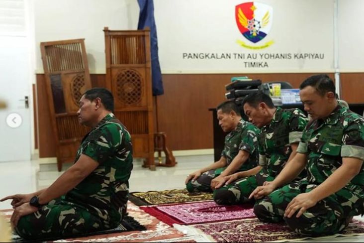 Panglima TNI Laksamana Yudo Margono menjadi imam salat asar di Masjid Babul Jannah di Kompleks Pangkalan TNI AU Yohanis Kapiyau, Mimika, Papua. 