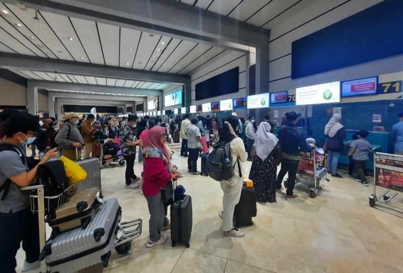 Penumpang pesawat antre saat hendak Check-In di Bandara Soekarno-Hatta, Selasa (18/4/2023).