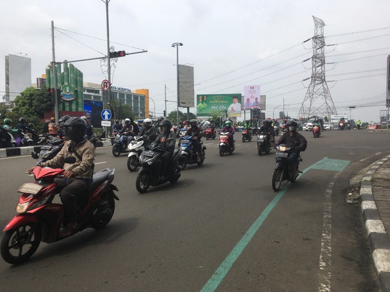 Pengendara sepeda motor melintas di antar Jalan HM Joyomartono menuju Chairil Anwar, Bekasi Timur.