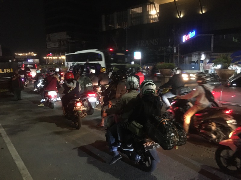 Pemudik sepeda motor meramaikan Jalan Cut Mutia, Bekasi Timur, Kota Bekasi, Selasa (18/4/2023) malam.
