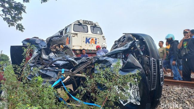 Mobil sedan Timor nopol S 1649 PK berpenumpang dua orang, seorang pengemudi dan anaknya ditabrak penumpang nomor Lok CC 206 13 12 pada Selas 18 April 2023