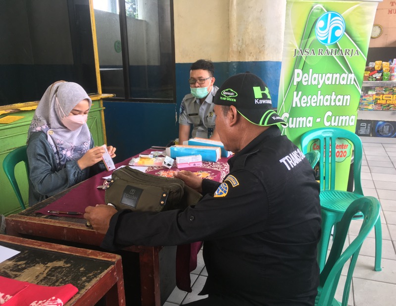 Pengobatan gratis PT Jasa Raharja Perwakilan Bekasi di Terminal Induk Kota Bekasi.