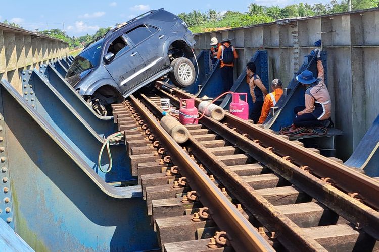 Mobil SUV melintang di atas jembatan rel KA Sumpiuh, Kabupaten Banyumas, Jawa Tengah, Rabu (19/4/2023)