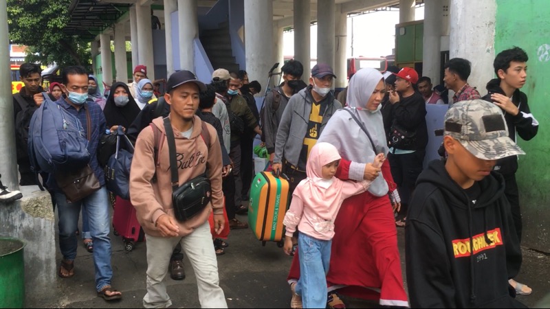 Pemudik tujuan Kuningan, Jawa Barat di Terminal Induk Kota Bekasi, Rabu (19/4/2023).