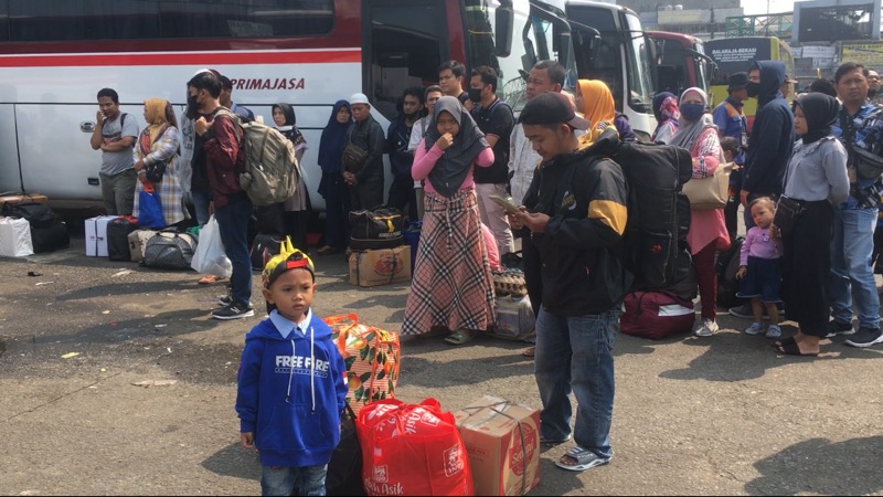 Pemudik di Terminal Induk Kota Bekasi.