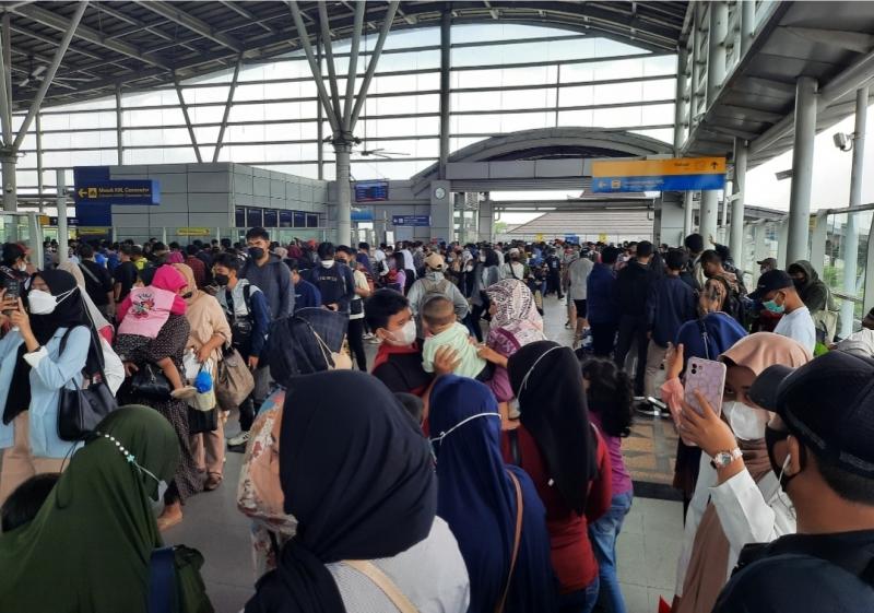 Penumpang KRL dan KA Lokal ramaikan Stasiun Cikarang. (Ilustrasi)