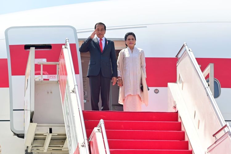 Presiden Joko Widodo memberikan hormat di Bandara Soekarno Hatta