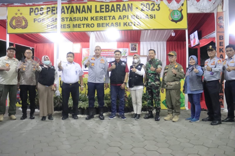 Plt Wali Kota Bekasi, Tri Adhianto meninjau Pospam mudik lebaran.