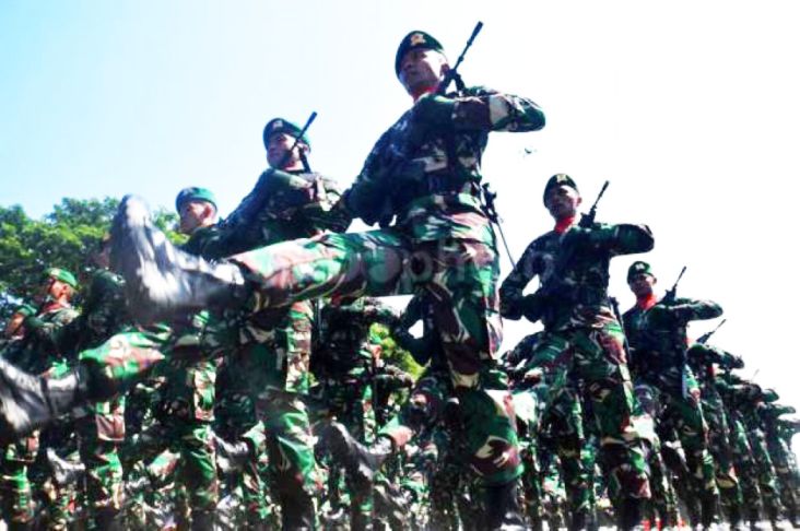  Petugas gabungan TNI-Polri berhasil mengevakuasi empat jenazah prajurit TNI yang gugur, akibat serangan brutal KKB diduga pimpinan Egianus Kogoya. 