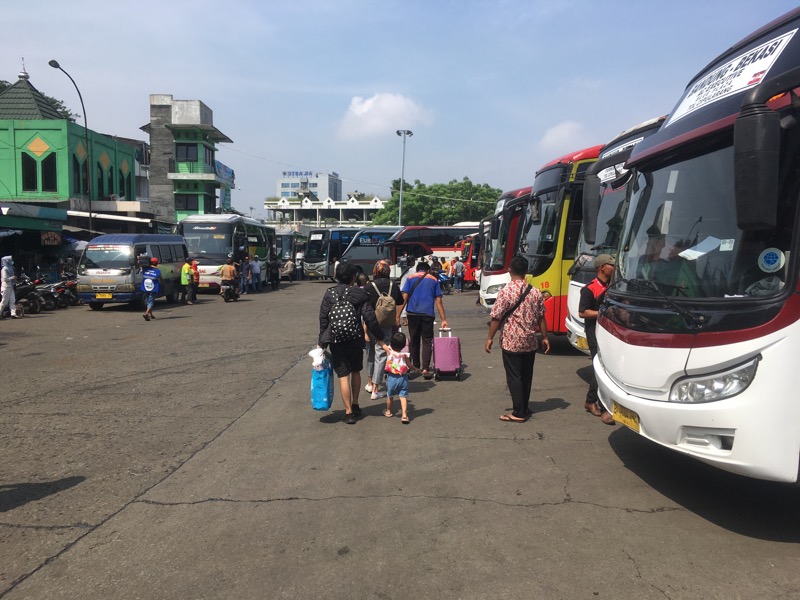 Pemudik di Terminal Induk Kota Bekasi, Jumat (21/4/2023).