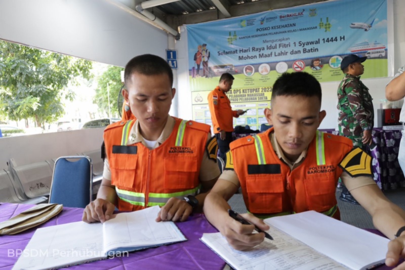 Taruna BPSDMP di salah satu simpul transportasi