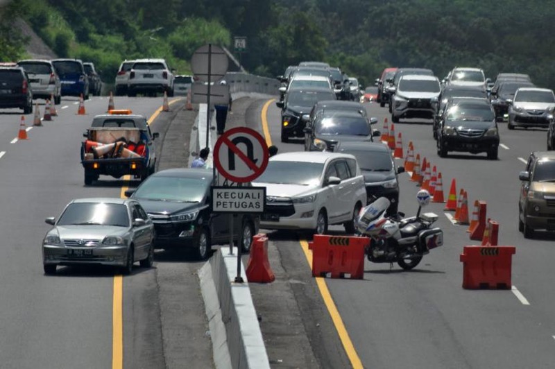 Sistem rekayasa lalu lintas contraflow mulai KM 21+900 sampai KM 11+700 ruas Tol Jagorawi arah Jakarta pada pukul 17.25 WIB, Sabtu (22/4/2023) ditutup. Foto: istimewa.