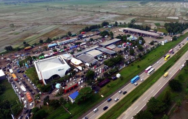 Kondisi lalu lintas di Tol Cipali pada hari H Lebaran Idul Fitri 1444 H masih cukup padat. Foto: istimewa.