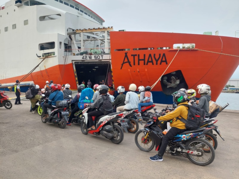 Antrean penumpang naik kapal penyeberangan