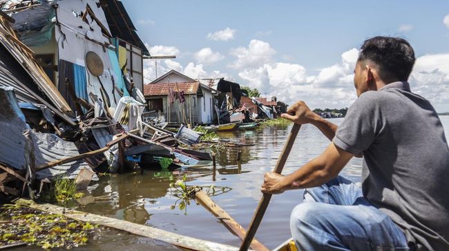 Kapal tongkang hancurkan puluhan rumah warga di Tapin.