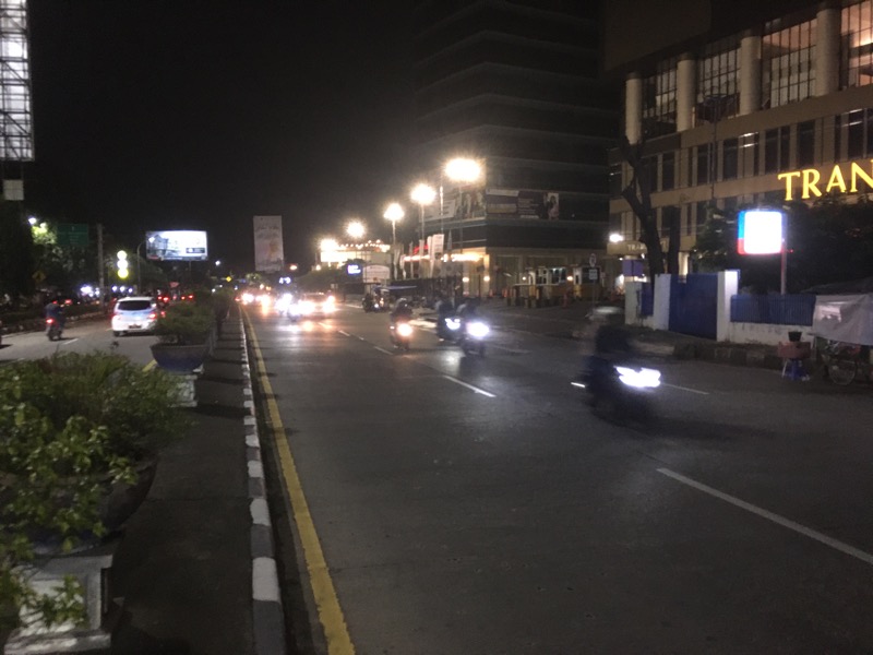 Arus balik lebaran, belum terlihat pemudik melintas di Jalan Cut Mutia, Bekasi Timur, Senin (24/4/2023) malam.