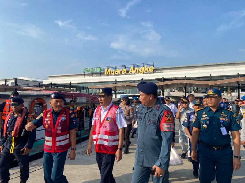 Triono, Kepala Pangkalan PLP Tanjung Priok, dampingi Dirjen Hubla dan Direktur KPLP di Dermaga Kali Adem Pelabuhan Muara Angke, Jakarta Utara