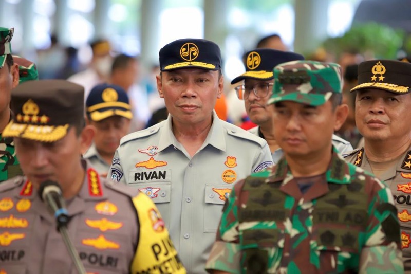 Direktur Utama Jasa Raharja Rivan A. Purwantono bersama Menteri Perhubungan Budi Karya Sumadi dan Kapolri Jenderal Pol. Listyo Sigit Prabowo, meninjau kesiapan angkutan mudik Lebaran moda kereta api di Stasiun Pasar Senen, Jakarta. Foto: istimewa.