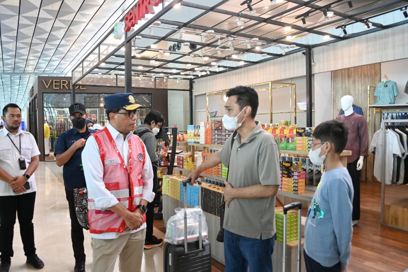 Menhub Budi Karya Sumadi sapa penumpang di Bandara Soetta