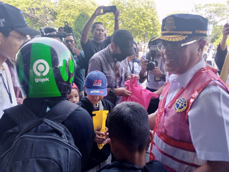 Sesjen Kemenhub Novie Riyanto sapa pemudik gratis dan bagikan sovenir