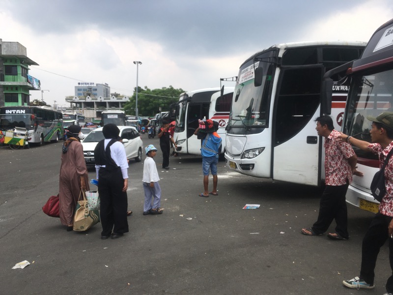 Penumpang bus Primajasa di Terminal Induk Kota Bekasi.