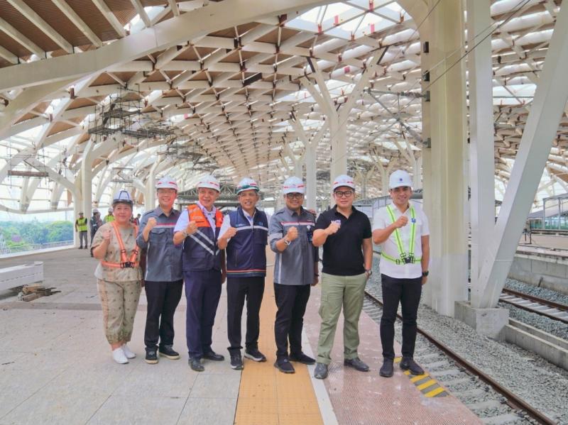 Peninjauan Stasiun Keret Cepat Halim oleh Wamen II BUMN bersama rombongan pada Rabu (26/4/2023).