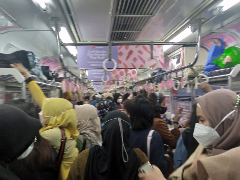 Suasana di kereta khusus wanita tujuan Jakarta sore inj