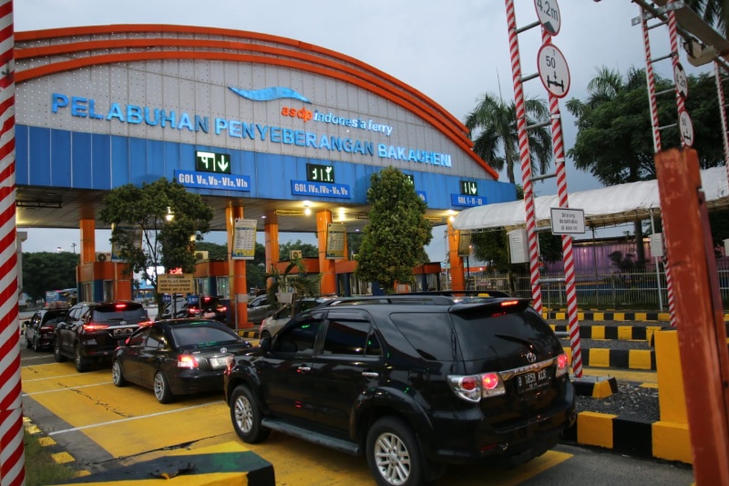 Arus kendaraan hendak naik kapal ferry 