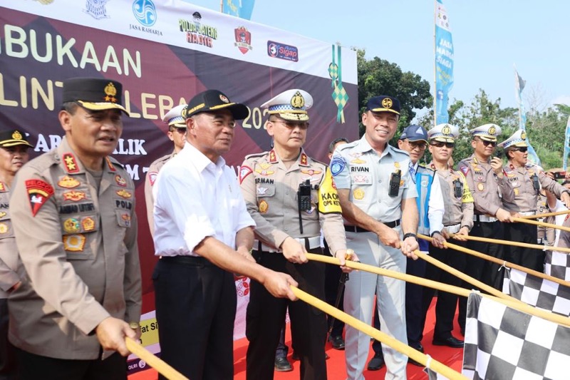 Direktur Utama Jasa Raharja Rivan A. Purwantono bersama Menteri Koordinator Bidang Pembangunan Manusia dan Kebudayaan (Menko PMK) Muhadjir Effendy dan Kakorlantas Polri Irjen Pol. Firman Shantyabudi, serta Kapolda Jateng Irjen Pol. Ahmad Luthfi, melakukan pelepasan titik awal one way arus balik Lebaran 2023. Foto: istimewa.