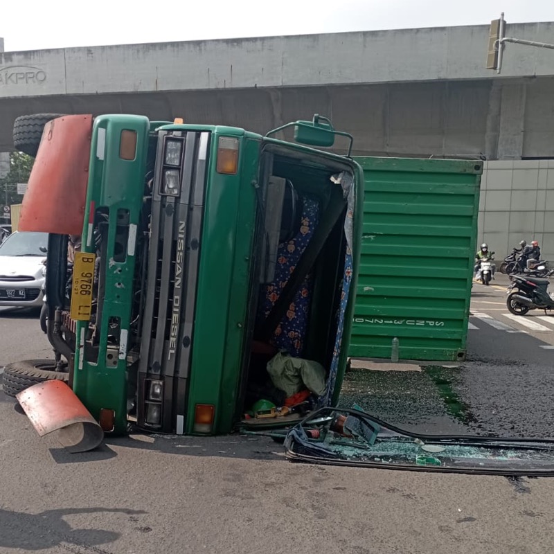 Satu unit truk trailer mengalami kecelakaan lalu lintas di traffic light Kelapa Gading, Jakarta Utara (Jakut). Foto: istimewa.