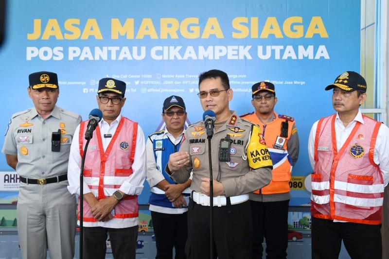 Kakorlantas Polri Irjen Pol Firman Shantyabudi mendampingi Menhub Budi Karya Sumadi tinjau arus balik lebaran via udara di tol Cikampek dan Cipali serta mengunjungi kantor Jasa Marga di KM 70 Cikampek, Jawa Barat, Kamis (27/4/2023). Foto: istimewa.