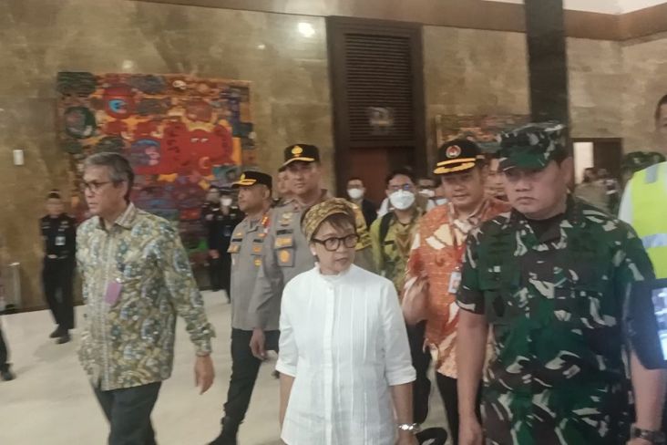  Menlu Retno Marsudi dan Panglima TNI Laksamana TNI Yudo Margono menjemput kedatangan 390 WNI yang berhasil dievakuasi dari perang Sudan di Bandara Internasional Soetta, Tangerang, Banten, Jumat, (28/4/2023). 