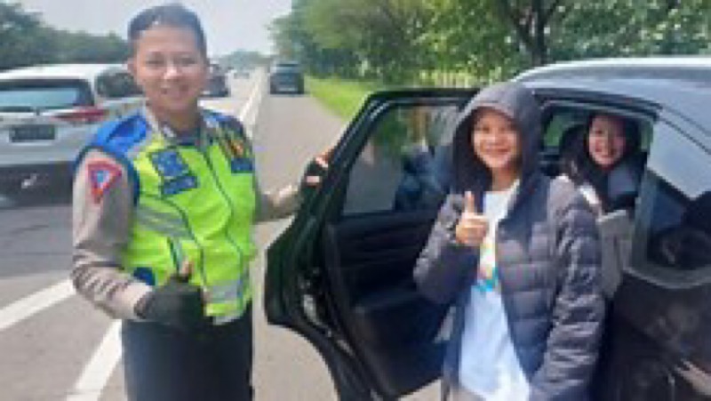 Satuan Lalu Lintas (Satlantas) Polres Majalengka membantu pemudik yang terpisah atau tertinggal dari keluarganya saat berhenti di rest area KM 164 Kabupaten Majalengka pada Kamis (27/4/2023). Foto: ist.