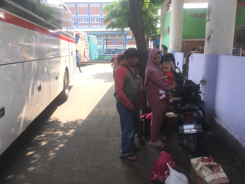 Penumpang satu keluarga yang tiba di Terminal Induk Kota Bekasi, Jumat (28/4/2023).