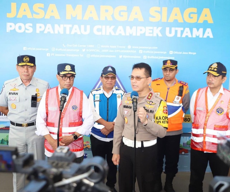 Direktur Utama Jasa Raharja Rivan A. Purwantono bersama Menteri Perhubungan Budi Karya Sumadi dan Kakorlantas Polri Irjen Pol. Firman Shantyabudi, melakukan tinjauan pengamanan arus balik Lebaran 2023 ke sejumlah titik.