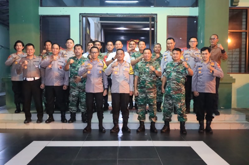 Kapolres Metro Bekasi Kota Kombes Dani Hamdani, bersama Waka Polres AKBP Dhany Aryanda didampingi para Kabag, Kasat dan Kasie melaksanakan kunjungan silahturahmi ke Kodim 0507/ Bekasi.