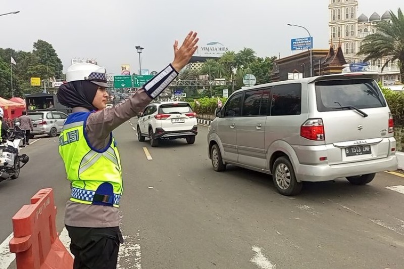 Polisi memberlakukan rekayasa lalu lintas sistem satu arah atau one way dari arah Jakarta menuju Puncak, Kabupaten Bogor, Jawa Barat (Jabar).