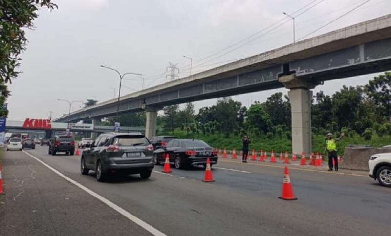 Penerapan rekayasa lalu lintas contraflow KM 70 hingga KM 47 ruas Tol Jakarta-Cikampek (Japek) dihentikan. Foto: istimewa.