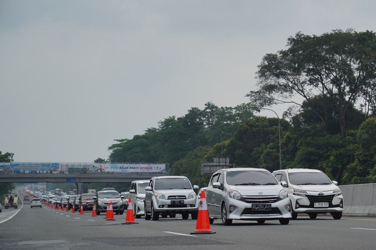 Pemberlakuan rekayasa lalu lintas (lalin) one way dari KM 72 Cikampek (Jalan Tol Cipali) sampai dengan KM 414 Gerbang Tol (GT) Kalikangkung Jalan Tol Batang-Semarang. (Jasa Marga)