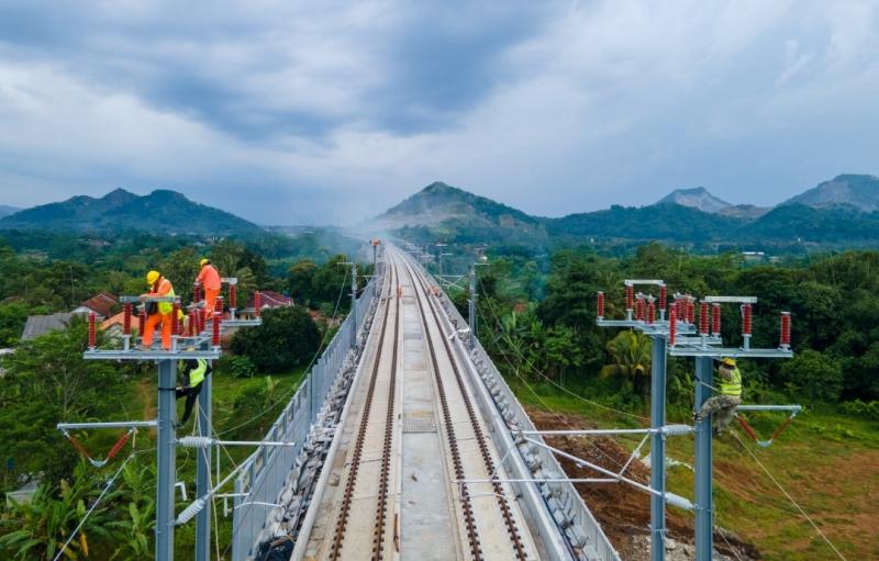 Pemasangan Overhead Catenary System pada jalur Kereta Cepat Jakarta Bandung.(Ist)