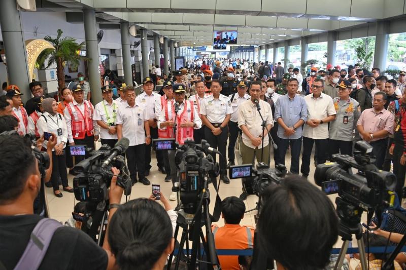 Menhub Budi Karya Sumadi di Stasiun Pasar Senen