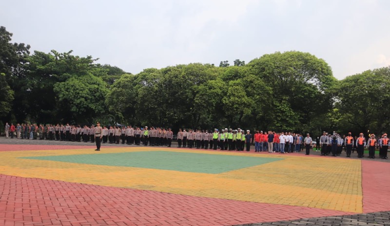 Polres Metro Bekasi Kota gelar apel pasukan gabungan pengamanan hari buruh.